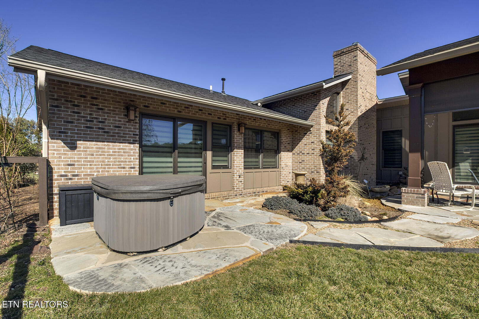 Loudon, Tennessee 37774, United States, 2 Bedrooms Bedrooms, ,2 BathroomsBathrooms,Residential,Pending,76728