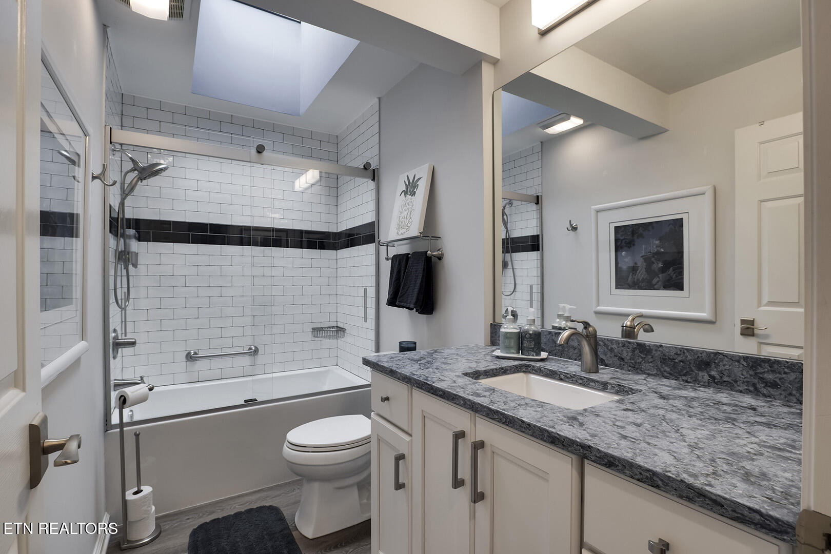 Loudon, Tennessee 37774, United States, 2 Bedrooms Bedrooms, ,2 BathroomsBathrooms,Residential,Pending,76728