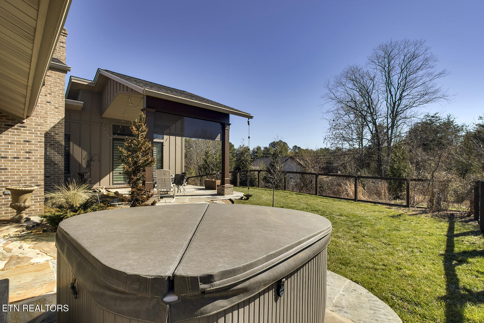 Loudon, Tennessee 37774, United States, 2 Bedrooms Bedrooms, ,2 BathroomsBathrooms,Residential,Pending,76728