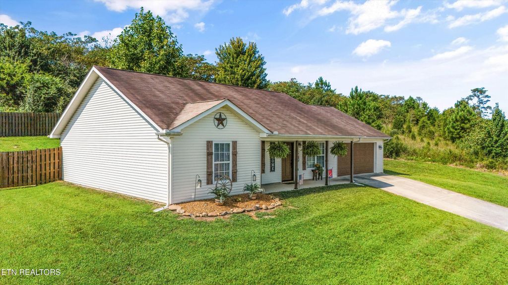 Photo of 303 Oakland View Court, Sweetwater, TN 37874 (MLS # 1312973)