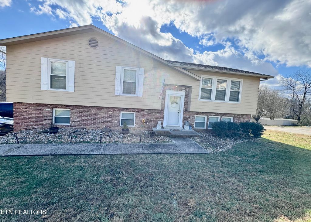 Photo of 131 Red Bud Drive, Harriman, TN 37748 (MLS # 1326896)