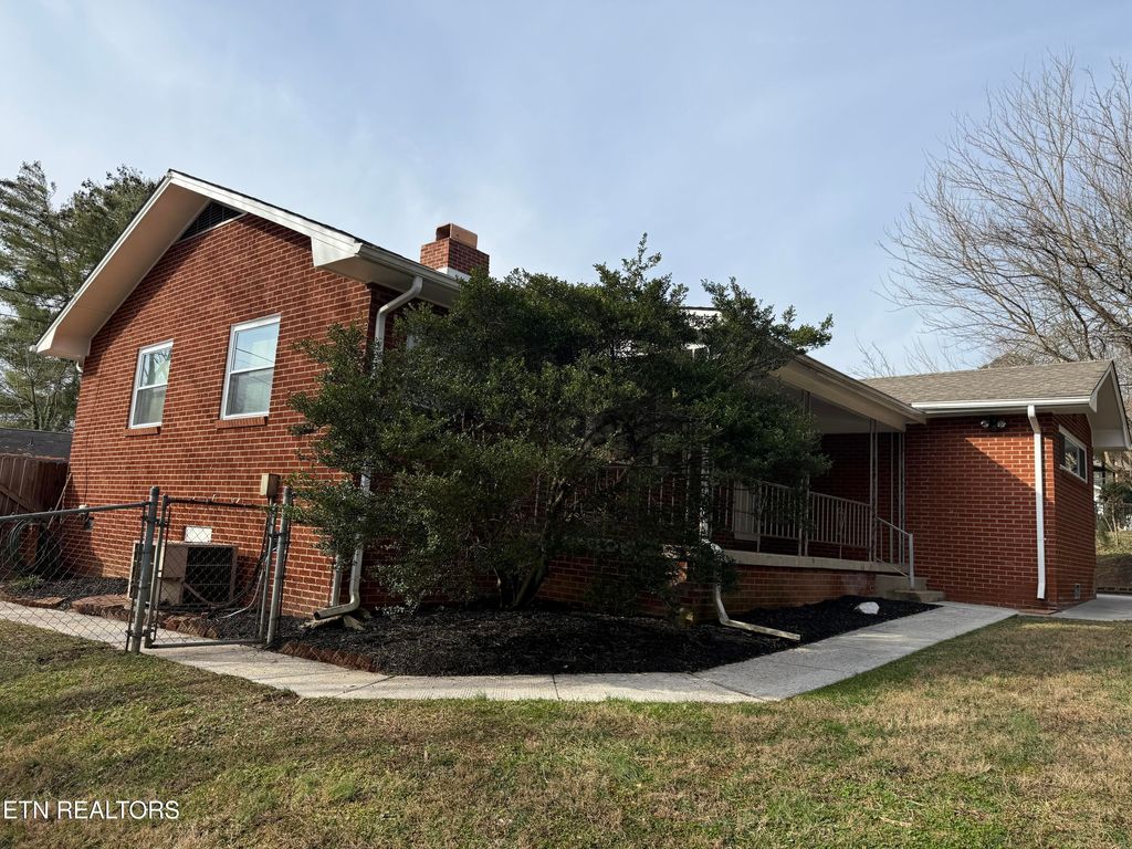 Photo of 118 E Newkirk Lane, Oak Ridge, TN 37830 (MLS # 1331233)