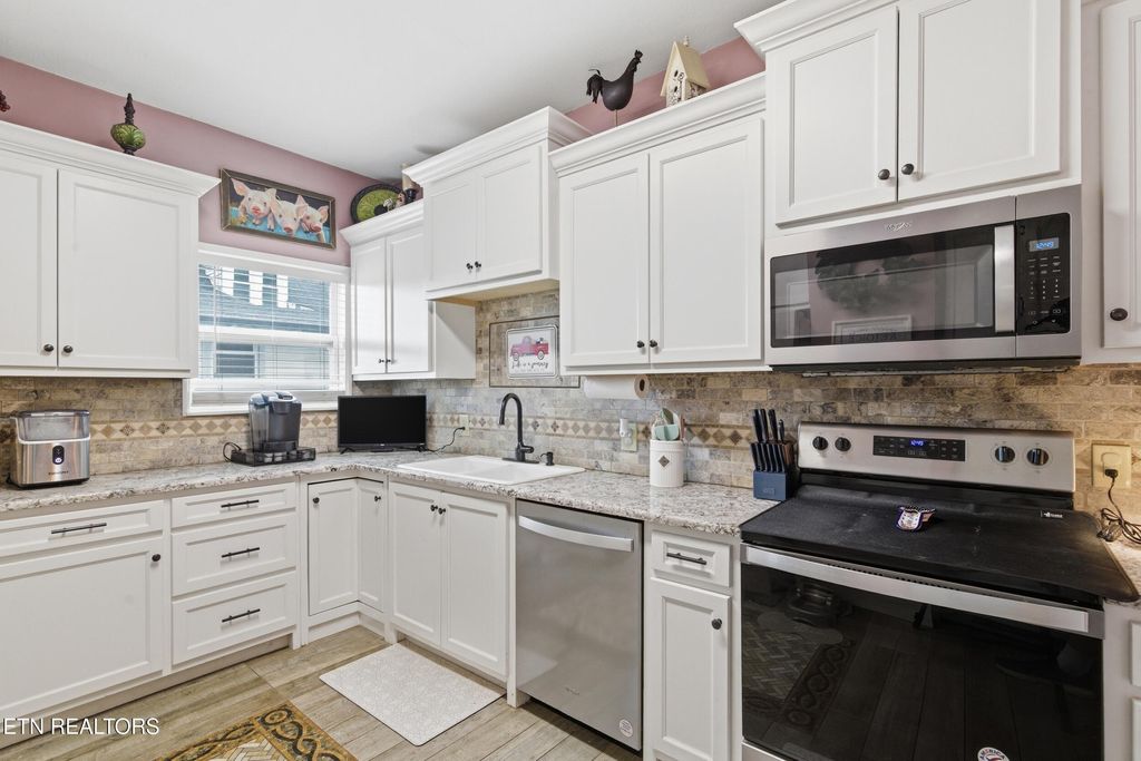 Photo of 409 Cumberland St, Harriman, TN 37748 (MLS # 1336040)