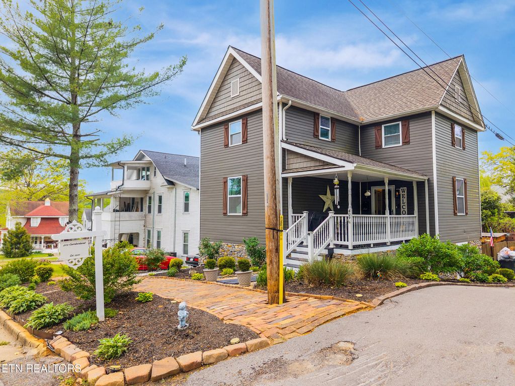 Photo of 409 Cumberland St, Harriman, TN 37748 (MLS # 1336040)