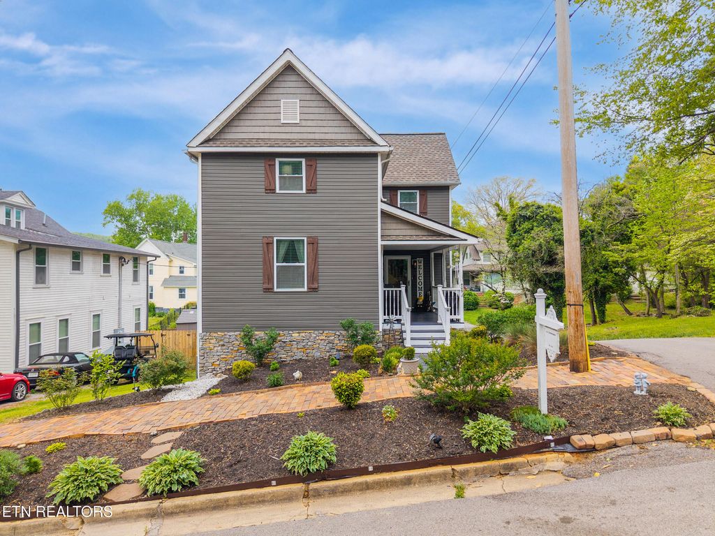 Photo of 409 Cumberland St, Harriman, TN 37748 (MLS # 1336040)