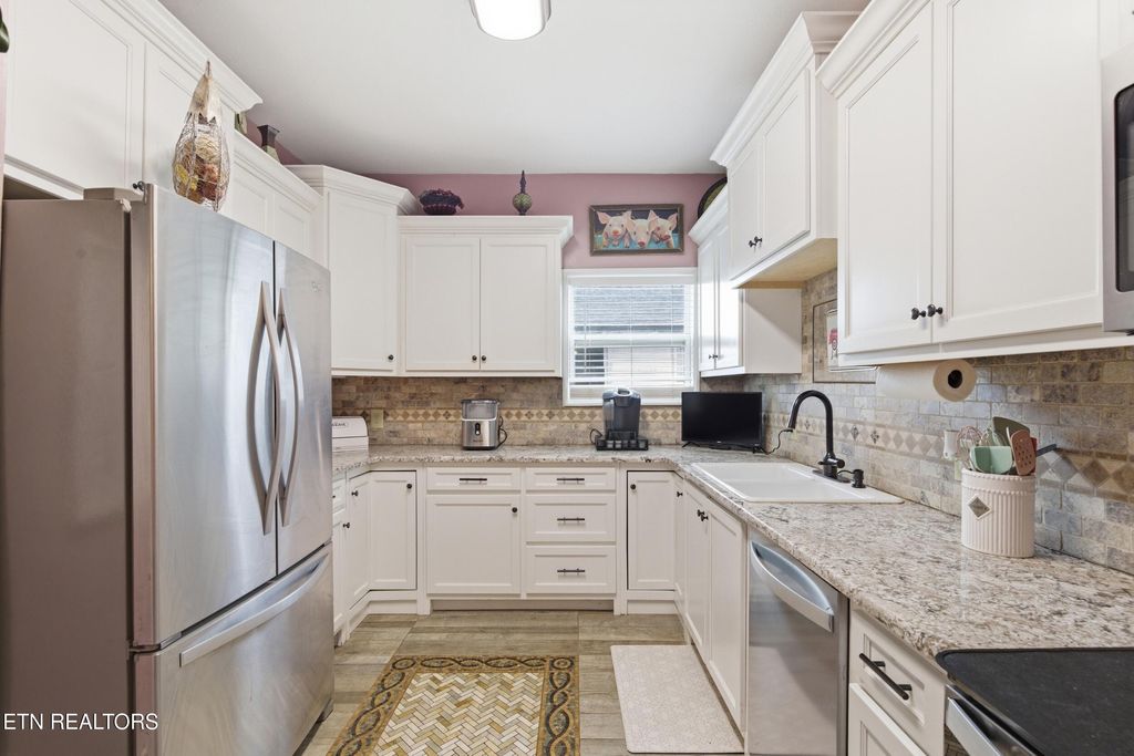 Photo of 409 Cumberland St, Harriman, TN 37748 (MLS # 1336040)