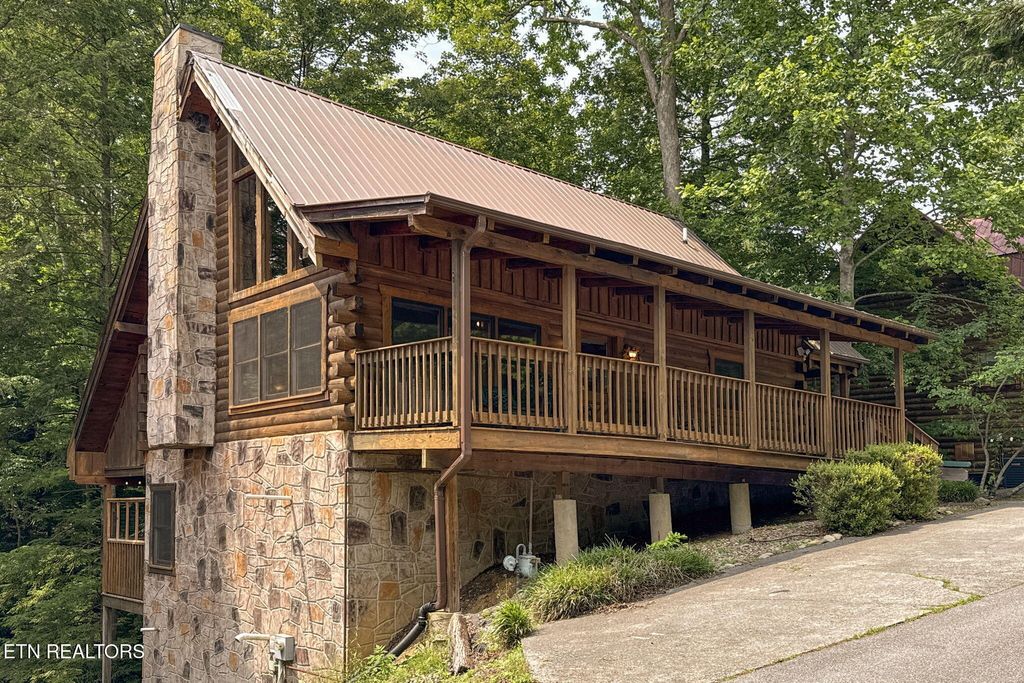 Photo of 510 Hoot Owl Way, Gatlinburg, TN 37738 (MLS # 1303495)