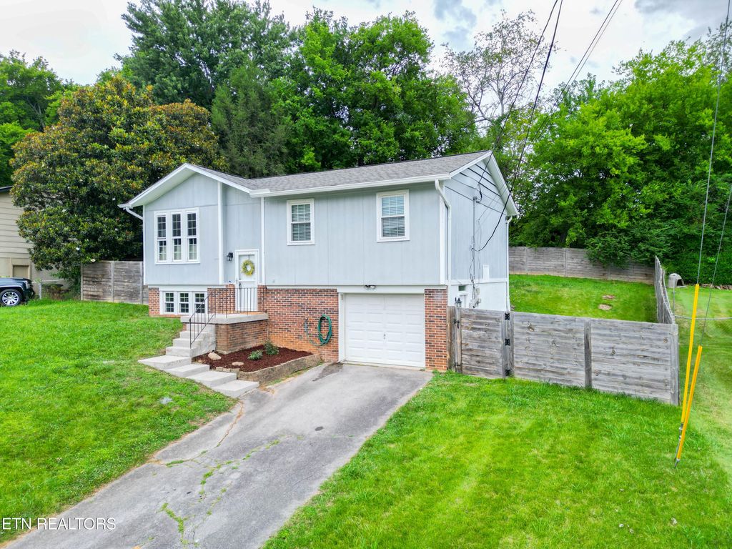 Photo of 6105 Travis Drive, Knoxville, TN 37921 (MLS # 1347080)