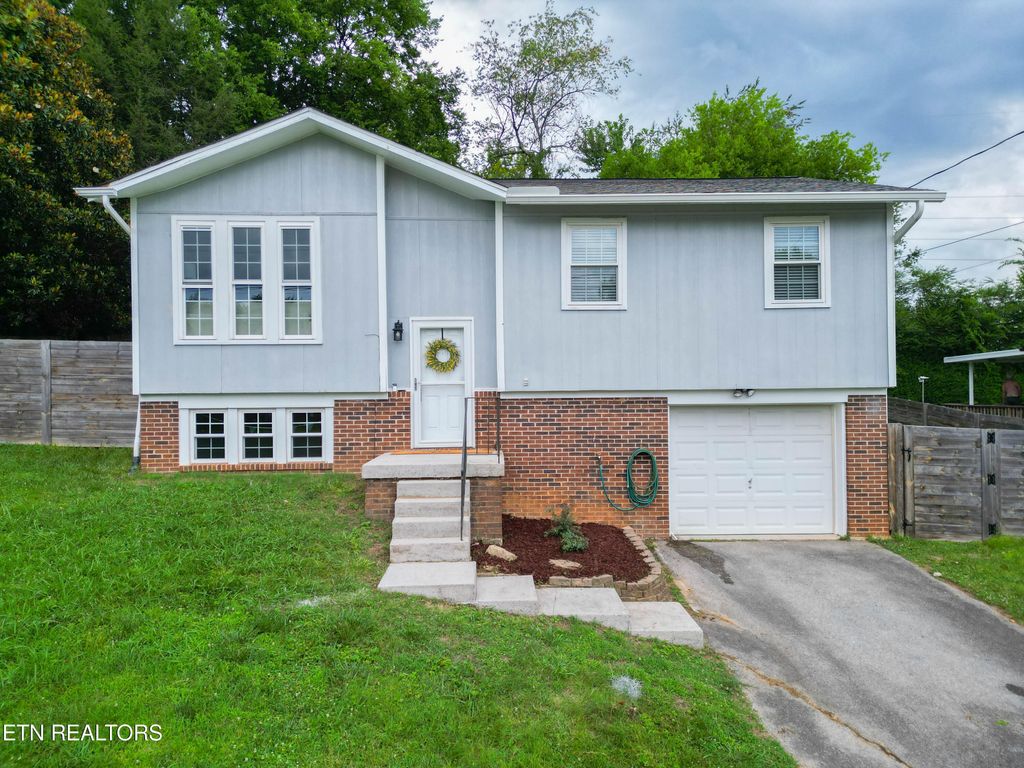 Photo of 6105 Travis Drive, Knoxville, TN 37921 (MLS # 1347080)