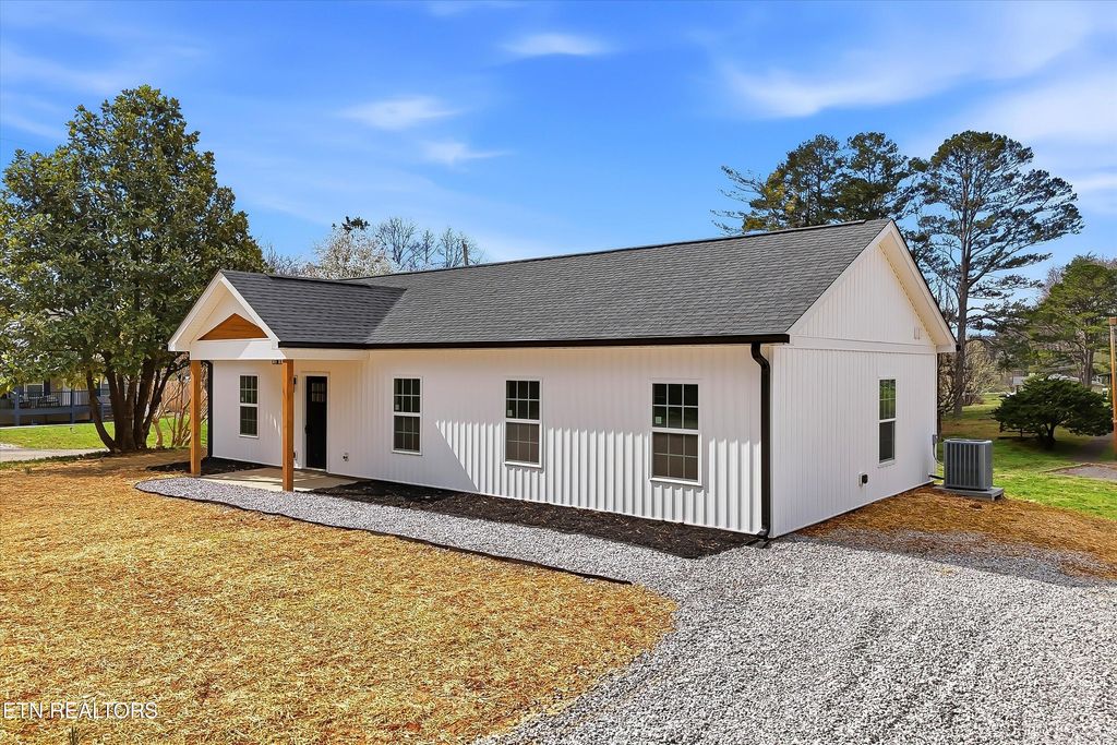 Photo of 211 Morris St, Harriman, TN 37748 (MLS # 1331940)