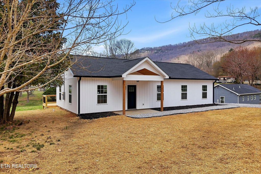 Photo of 211 Morris St, Harriman, TN 37748 (MLS # 1331940)