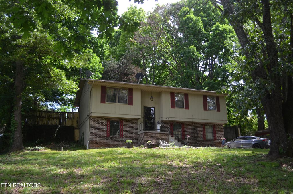Photo of 1918 Highland Rd, Maryville, TN 37801 (MLS # 1339193)