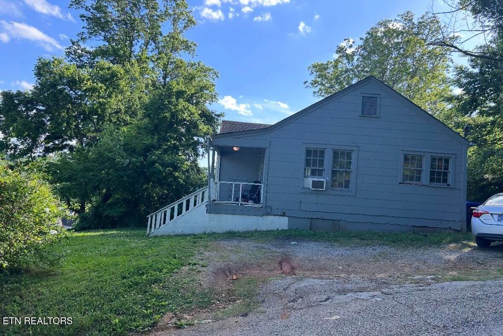 Photo of 429 Sewanee St, Harriman, TN 37748 (MLS # 1340169)
