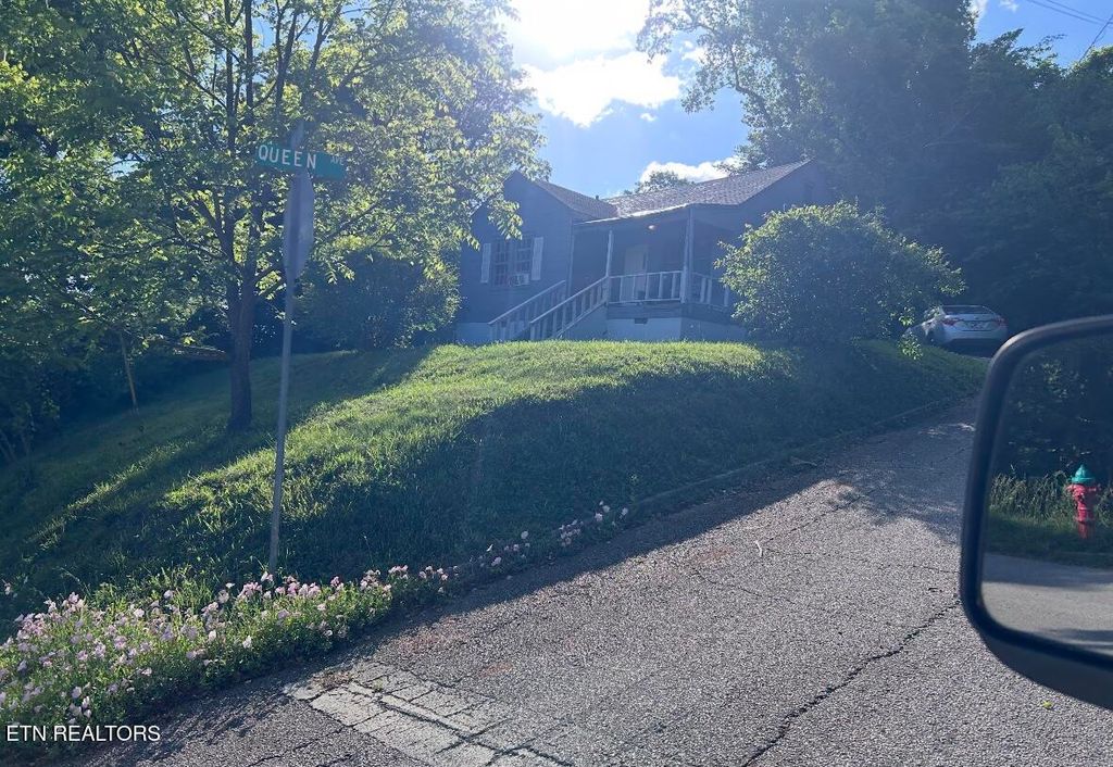 Photo of 429 Sewanee St, Harriman, TN 37748 (MLS # 1340169)