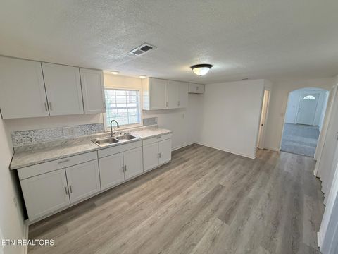 Tiny photo for 509 E Hemlock St, LaFollette, TN 37766 (MLS # 1326290)