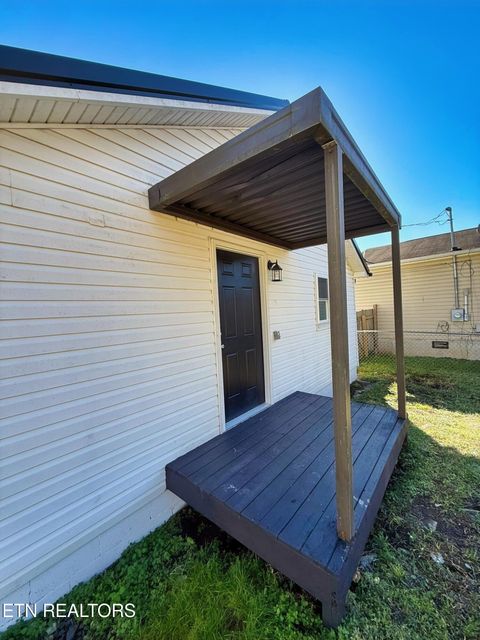 Tiny photo for 509 E Hemlock St, LaFollette, TN 37766 (MLS # 1326290)