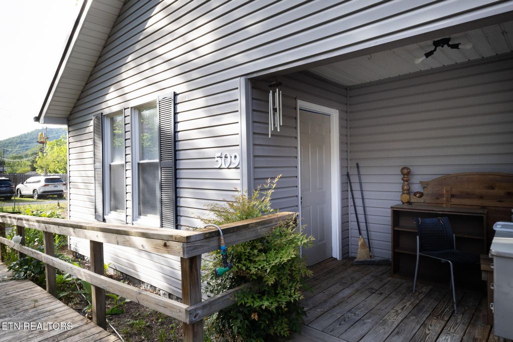 Photo of 509 W Tennessee Ave, Pineville, KY 40977 (MLS # 1338925)