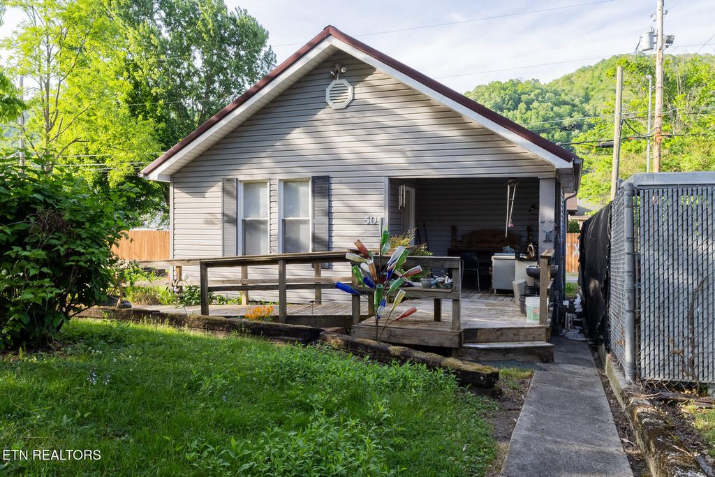Photo of 509 W Tennessee Ave, Pineville, KY 40977 (MLS # 1338925)