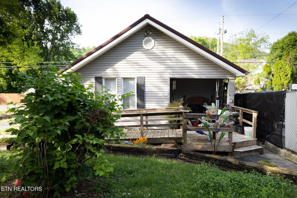 Photo of 509 W Tennessee Ave, Pineville, KY 40977 (MLS # 1338925)