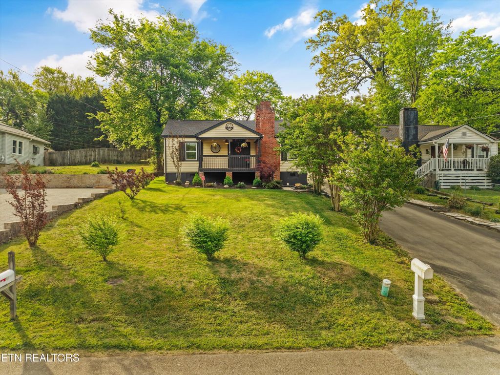 Photo of 2704 Forestdale Ave, Knoxville, TN 37917 (MLS # 1337775)