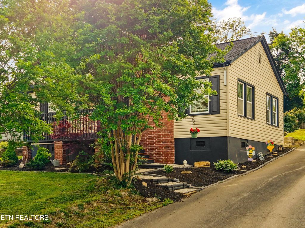 Photo of 2704 Forestdale Ave, Knoxville, TN 37917 (MLS # 1337775)