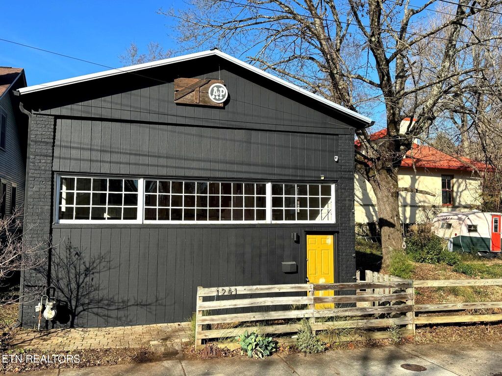 Photo of 1241 Armstrong Ave, Knoxville, TN 37917 (MLS # 1323176)