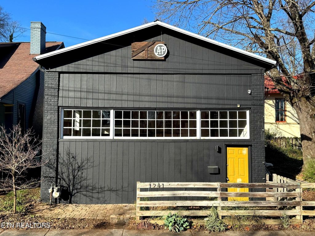 Photo of 1241 Armstrong Ave, Knoxville, TN 37917 (MLS # 1323176)