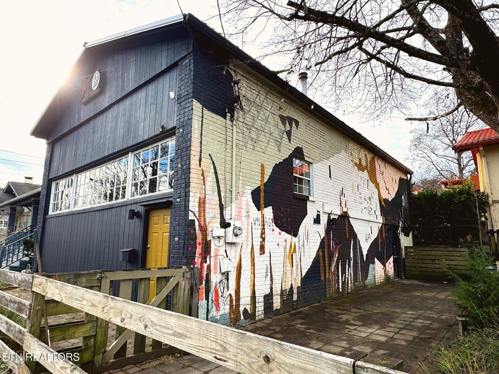 Photo of 1241 Armstrong Ave, Knoxville, TN 37917 (MLS # 1323176)