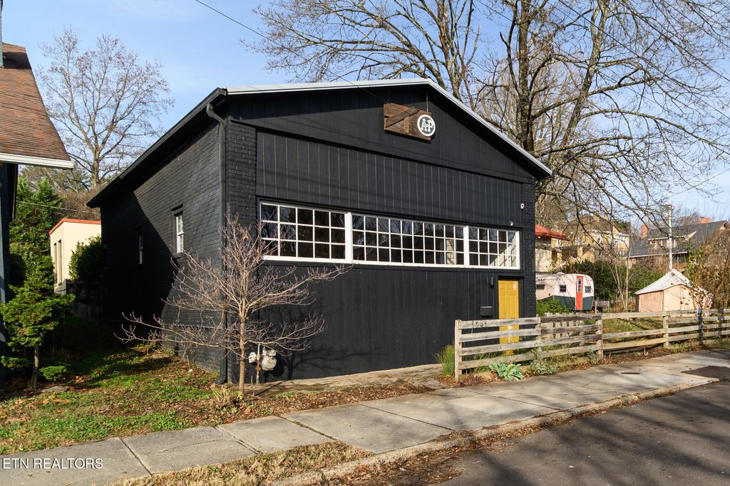 Photo of 1241 Armstrong Ave, Knoxville, TN 37917 (MLS # 1323176)