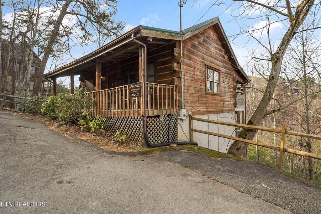 Photo of 760 Ski View Lane, Pigeon Forge, TN 37876 (MLS # 1330682)
