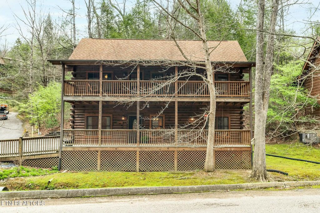Photo of 704 Grey Hawk Way, Pigeon Forge, TN 37863 (MLS # 1292514)