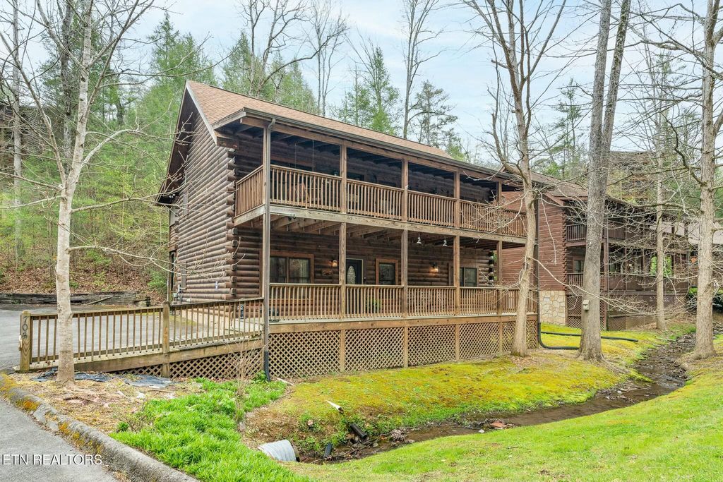 Photo of 704 Grey Hawk Way, Pigeon Forge, TN 37863 (MLS # 1292514)