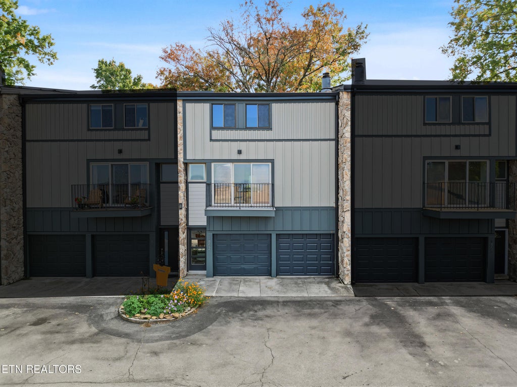 Photo of 1852 Cherokee Bluff Drive, Knoxville, TN 37920 (MLS # 1360542)