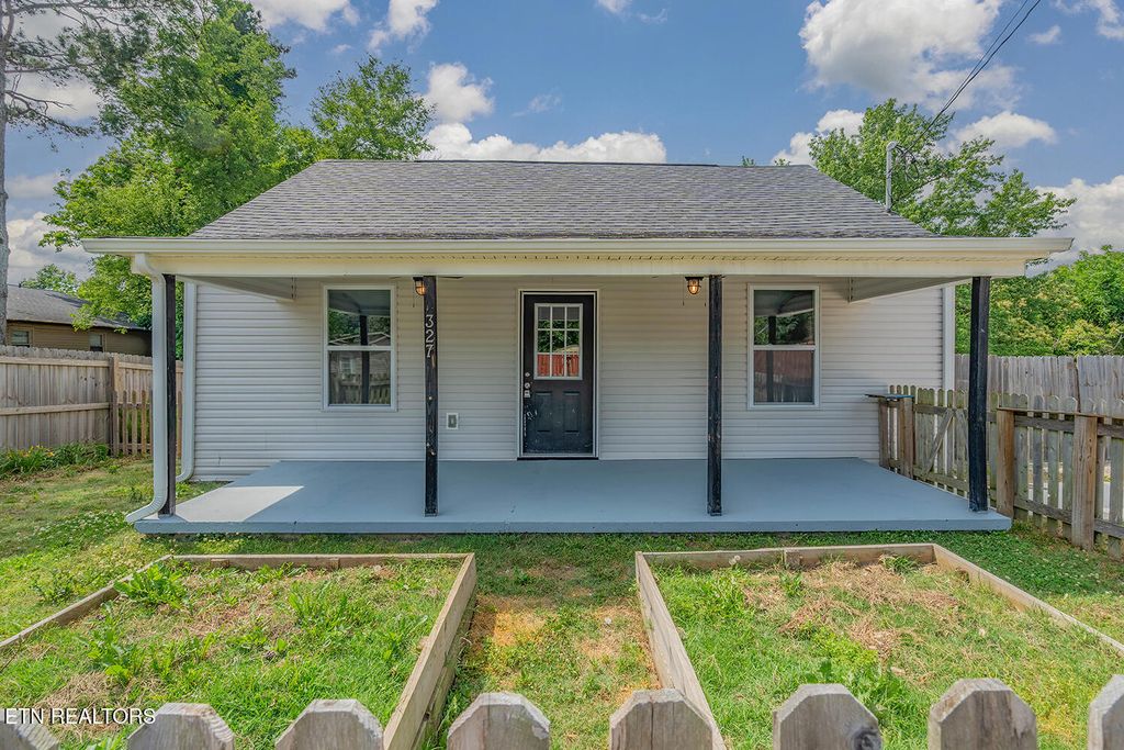 Photo of 327 Rose St, Clinton, TN 37716 (MLS # 1341996)