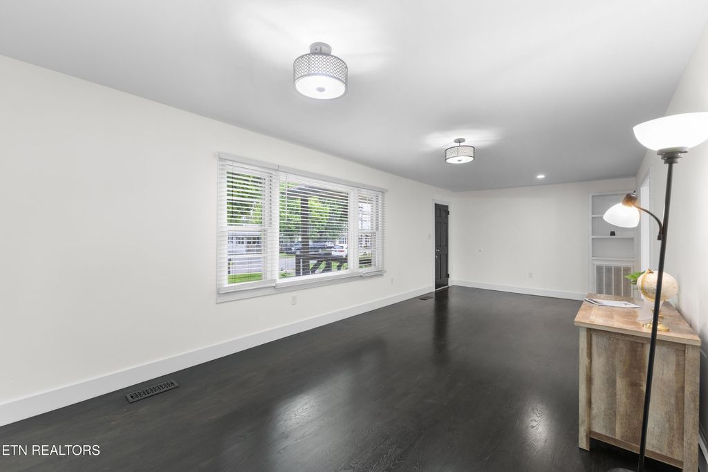 Photo of 114 Buena Vista Ave, Sweetwater, TN 37874 (MLS # 1300392)