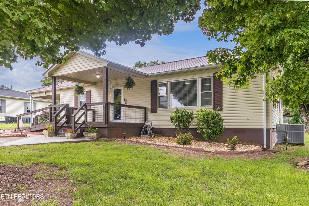 Photo of 114 Buena Vista Ave, Sweetwater, TN 37874 (MLS # 1300392)