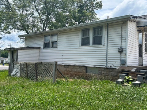 Tiny photo for 921 Fowler St, Clinton, TN 37716 (MLS # 1345087)