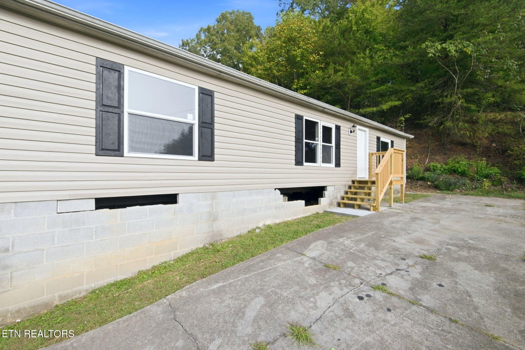 Photo of 445 W Broad St, Clinton, TN 37716 (MLS # 1358784)