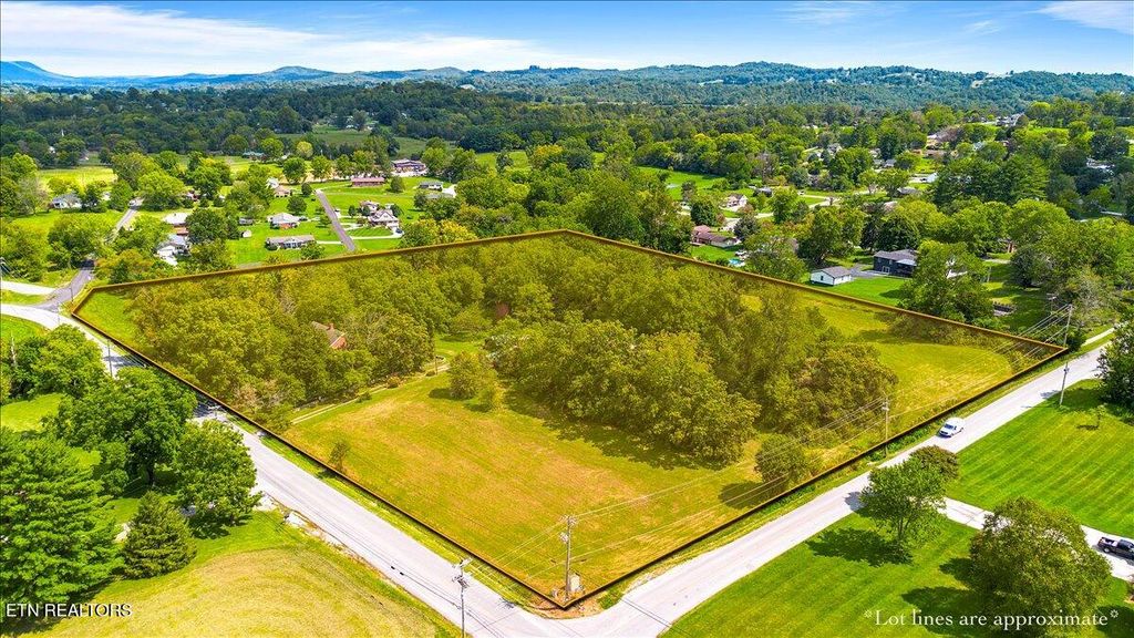 Photo of 502 Middlesboro Rd, LaFollette, TN 37766 (MLS # 1317292)