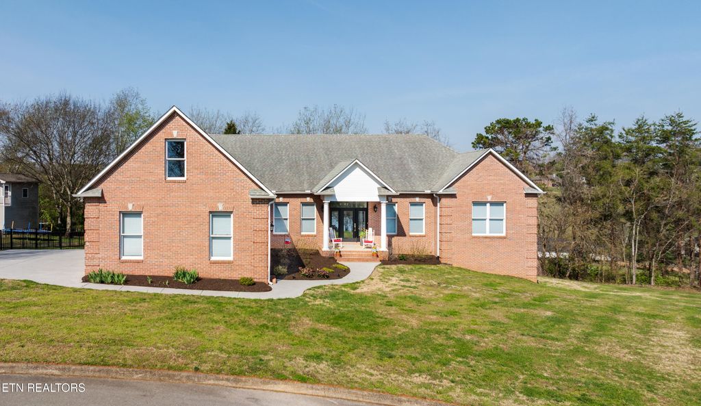 Photo of 3962 Logans Landing Circle, Louisville, TN 37777 (MLS # 1295212)