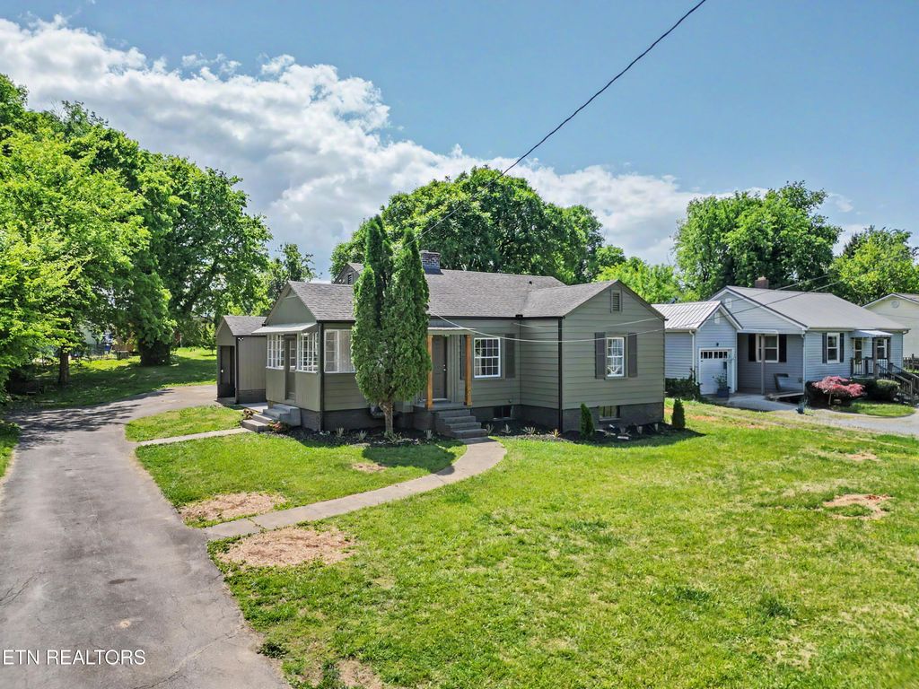 Photo of 1412 Forest Ave, Maryville, TN 37804 (MLS # 1337354)