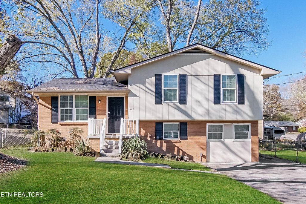 Photo of 5200 Foxwood Rd, Knoxville, TN 37921 (MLS # 1291326)