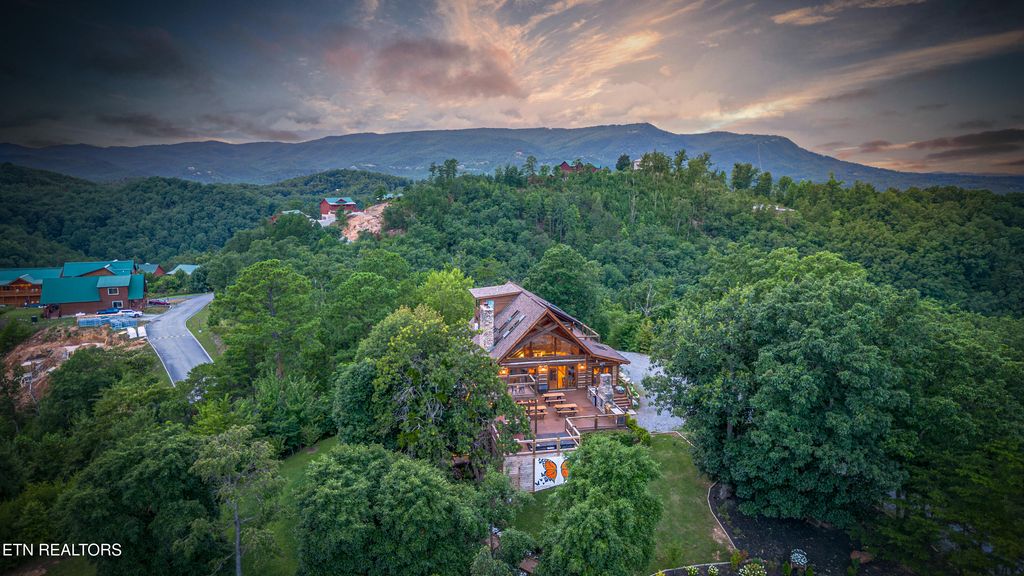 Photo of 3309 Lonesome Pine Way, Sevierville, TN 37862 (MLS # 1316237)