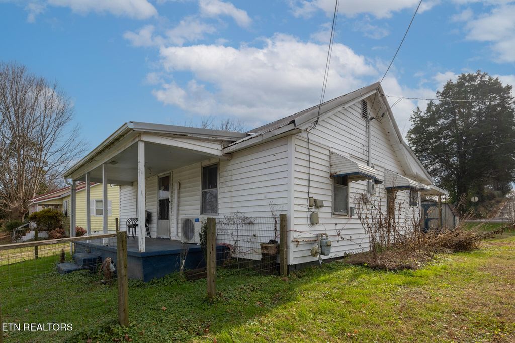 Photo of 805 Childress Ave, Sweetwater, TN 37874 (MLS # 1323903)