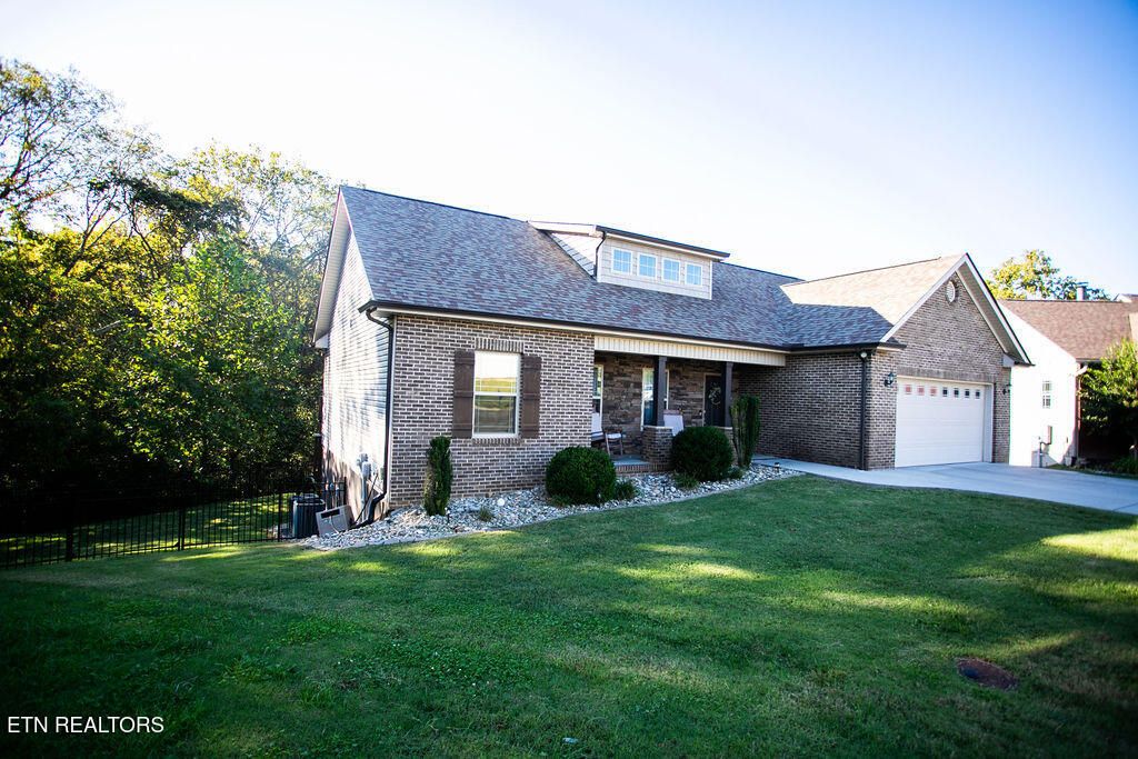 Photo of 505 Greystoke Lane, Knoxville, TN 37912 (MLS # 1325860)