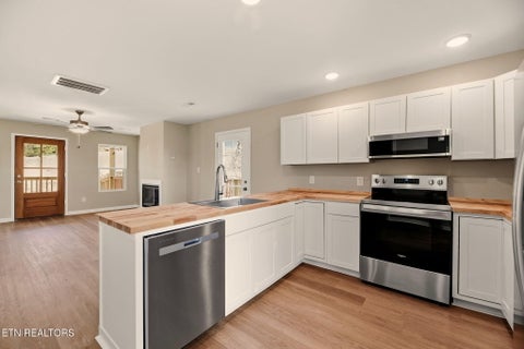 Tiny photo for 136 California Ave, Oak Ridge, TN 37830 (MLS # 1330253)