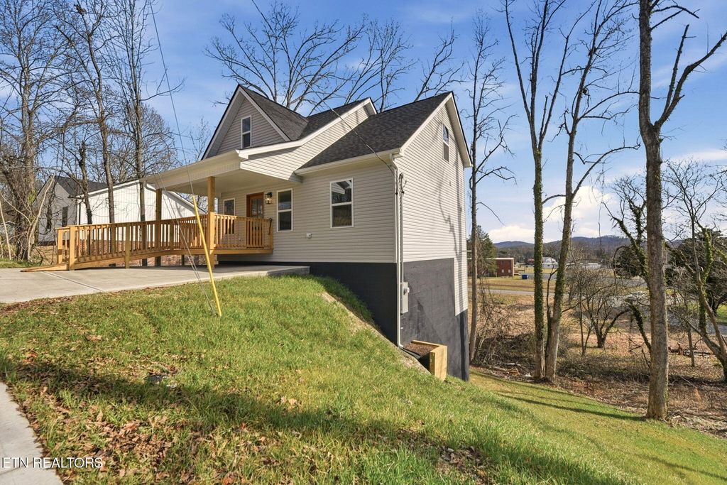 Photo of 136 California Ave, Oak Ridge, TN 37830 (MLS # 1330253)