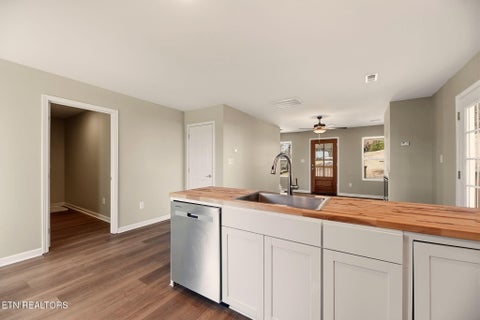 Tiny photo for 136 California Ave, Oak Ridge, TN 37830 (MLS # 1330253)