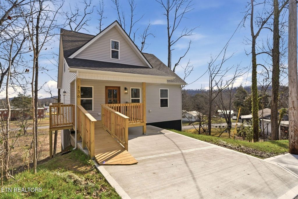 Photo of 136 California Ave, Oak Ridge, TN 37830 (MLS # 1330253)