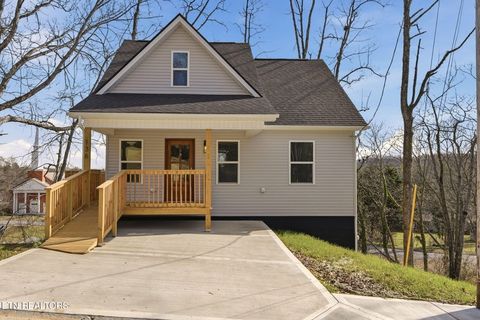 Photo of 136 California Ave, Oak Ridge, TN 37830 (MLS # 1330253)